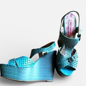 Betsey Johnson Calico blue leather wedges size 10